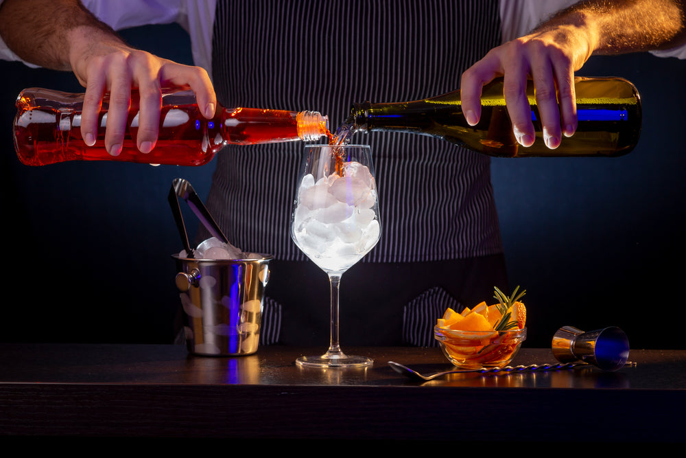 bartender mentre miscela un cocktail spritz